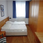 geräumiges Schlafzimmer