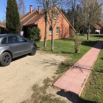 Der Parkplatz zum Haus mit neuem Weg zum Eingang (2019)