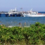 Ausflugsschiffe fahren von der Seebrücke zur Insel Poel oder nach Travemünde